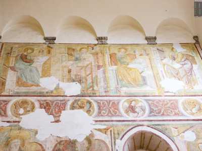 Sul lato destro scorgiamo in alto gli evangelisti con le sacre scritture...